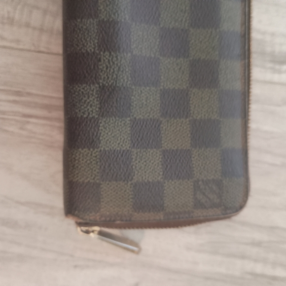 Authentic Louis Vuitton round zipper wallet - Picture 6 of 15